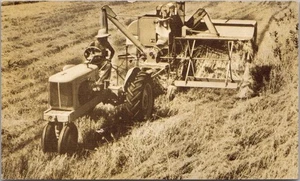 ALLIS-CHALMERS TRACTORS Advertising Postcard "MODEL 60 All-Crop Harvester" - Picture 1 of 2
