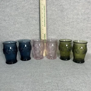 Vintage Stil Pressglas Getränkebecher 6er Set Blau Rosa Grün Retro Gänseblümchen - Bild 1 von 15