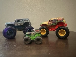 Monster Jam Grave Digger Trucks 3er Set - Bild 1 von 10