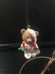 CARLTON CHRISTMAS ORNAMENT: SANTA'S ROOMMATE: 2. in Serie: BÄR MIT KERZE NEU - Bild 1 von 7