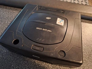 Carcasa de repuesto para consola Sega Saturn carcasa superior inferior MODELO MK80000A EE. UU. negra - Imagen 1 de 4