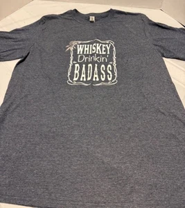 T-shirt donna Gildan's "Whiskey Drinkin' Badass" taglia L-(20" x 28")-spedizione gratuita - Foto 1 di 5