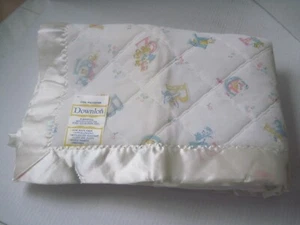Quiltex Daunen Babydecke weiß & mehrfarbig bedruckt Satinborte 38x50 Neu - Bild 1 von 17