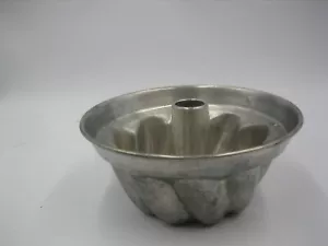 Antique Metal Tin Swirled Mold Bundt Pan Fluted Cake Pan 8' Germany - Picture 1 of 8