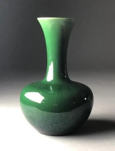 Jarrón de cerámica japonés Awaji - forma bulbosa, esmalte verde monocromo, 10" de alto - Imagen 1 de 4