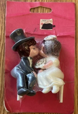 Topper de pastel vintage 1970 NOS novia y novio besándose en banco Foto 1 de 3