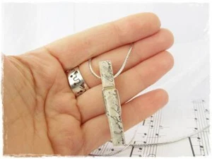 Kalligraphie Halskette Viktorianische Schrift Anhänger Holz Statement Halskette - Bild 1 von 5