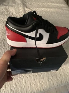 NIKE Air Jordan 1 Low Black/Fire Red / white Uomo Sneaker EUR 44 US 10 Nuovo - Foto 1 di 5