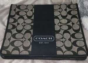 Funda para Tablet Coach Signature Estampada Negra y Tostada con Cierre Magnético y Protector - Imagen 1 de 4