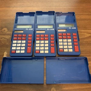 Calcolatrici Texas Instruments TI-108 Basic 3 calcolatrici e 5 cover funzionanti - Foto 1 di 1