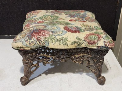 Cubierta de tapiz floral estilo victoriano reposapiés de hierro fundido vintage Foto 1 de 4
