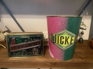 AMC Wicked For Good Exklusive Popcorndose & Munchkins Dose Neu Weihnachtsgeschenk - Bild 1 von 3