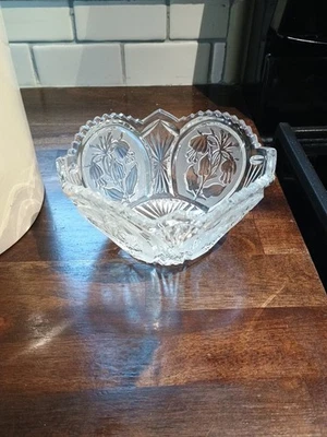 Cuenco de cristal de colección, 5,5 X 3", perfecto para vacaciones familiares, bordes festoneados,... Foto 1 de 4