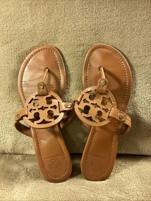 Sandalias Tory Burch Miller Tanga Mujer Talla 8.5 M Cuero Tostado Icónicos Zapatos Planos Foto 1 de 4