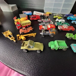 Lotto 50 pezzi macchinine giocattolo vintage +tootsietoy / hot wheel / Matchbox Inghilterra anni 60 70 - Foto 1 di 17