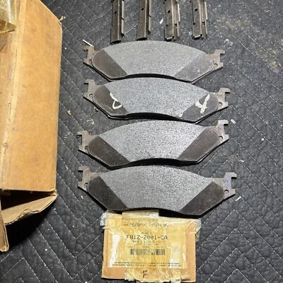 Juego de pastillas de freno originales Ford F85Z-2001-AA PMI 7033 4AEE Foto 1 de 4
