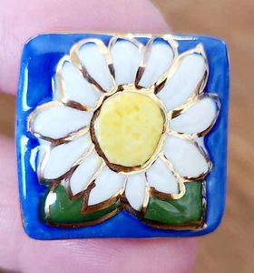 Daisy Flower In Blue Square Enamel Background On Ceramic Lable Pin - Picture 1 of 5