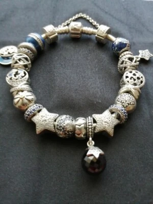 BRACCIALE ORIGINALE PANDORA COMPLETO 21 CHARMS DISTANZIATORI PENDENTI FUORI CAT. - Immagine 1 di 4