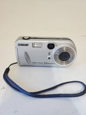 Sony Cybershot DSC-P72 Digital Camera 3.2MP FOR PARTS - Image 1 of 4