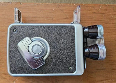 CÁMARA DE PELÍCULA KODAK BROWNIE DE COLECCIÓN TORRETA DE 8 MM F-1,9  Foto 1 de 4