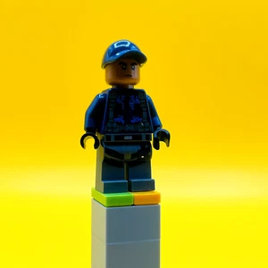 LEGO Jurassic World Minifigure ACU Trooper - Male, Blue Cap, Medium Head jw001 - Picture 1 of 4