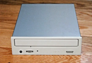 CD-ROM BEIGE Hitachi CDR-8130 IDE Lunette optique 5,25" avec câble ruban - Photo 1/10