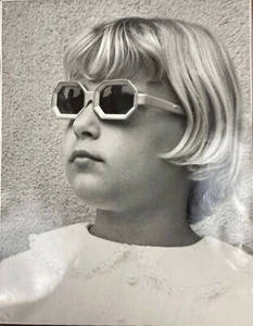 Vintage 1960er schwarz-weiß 11 x 14 kleines Mädchen mit grooviger Sonnenbrille Foto - Bild 1 von 3