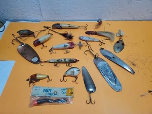 18 Vintage Mixed Wooden Fishing Lures SEE PICS - Picture 1 of 18