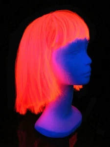 UV Schwarzlicht Perücke Bob Coco Neon Rot - Bild 1 von 3