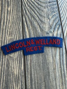 Toppa vintage reggimento Lincoln & Welland ricamo rosso su feltro blu militare co - Foto 1 di 2
