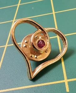 Spilla cuore corpo aperto intarsiato con strass rossi tono oro, B17 - Foto 1 di 2
