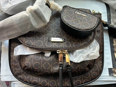Bolso Bandolera Signature Calvin Klein Para Mujer 2 en 1 Signature Marrón Dorado Foto 1 de 4