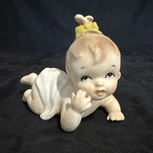 Vintage 1960 Napco Piano Baby Porzellan Figur #IC4909L krabbelnde gelbe Schleife Rarität - Bild 1 von 17