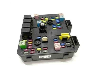 OPEL ANTARA Bloc de Fusible 7841U 95137841 2.20 Diesel 135kw 2012 22732667 - Immagine 1 di 4