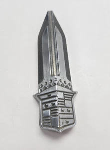 Cadillac GM 1970 guardabarros delantero escudo insignia emblema 1496308 Deville Fleetwood OEM - Imagen 1 de 4