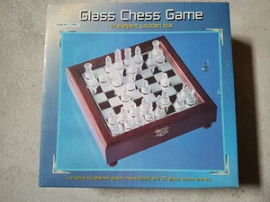 Schachspiel aus Glas  ##  In einem stilvollen Holzkasten  ##  NEU + OVP - Bild 1 von 6