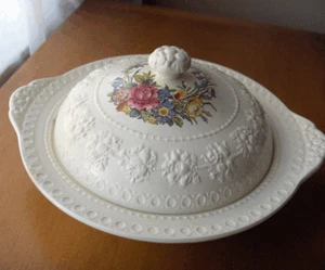 Wedgwood Tinturn covered casserole~Wellesley shape~Made in England-No Reserve! - Picture 1 of 7
