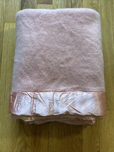 "Manta de bebé vintage satinada acrílico rosa retro cuna 48""x32"" ligeramente usada" - Imagen 1 de 8