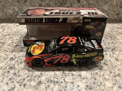 Bajo Martin Truex Jr #78 Pro Shops/Camry 2018 autografiado por energía de 5 horas Foto 1 de 4