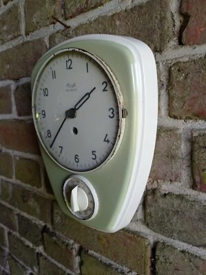 VINTAGE  KIENZLE CLOCK PRIMUS KITCHEN TIMER GREEN CERAMIC  WALL CLOCK & KEY - Image 1 of 4