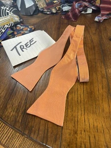 👔❤️ IZOD BOWTIE ELEGANT SUIT DESIGNER NECKTIE TIE FREE SHIPPING 👔❤️ - Picture 1 of 4