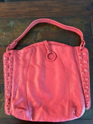 BCBGMAXAZRIA красный кожаный с заклепками наплечная сумка - Изображение 1 из 4