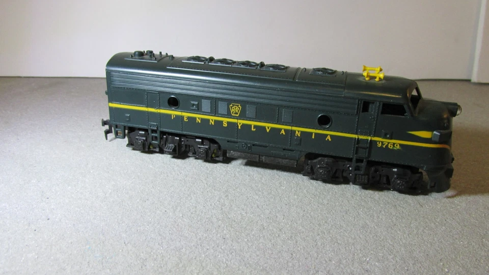 Tyco HO Dark Green Pennsylvania F-7 Diesel 9769 Locomotive-Runs - Image 1 of 4