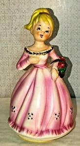 FIGURA DE COLECCIÓN CAJA DE MÚSICA JOVEN, VESTIDO ROSA, CABELLO RUBIO Y CESTA - Imagen 1 de 6