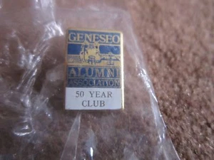 Prendedor Geneseo SUNY Alumni NUEVO Pinback Association 50 Años Club Sellado en Plástico  - Imagen 1 de 3