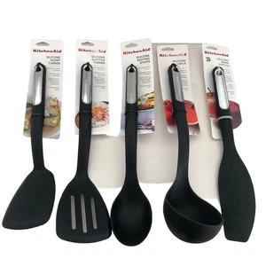 Nuovo KitchenAid 5 Pezzi Nero Silicone Spatola Mestolo Cucchiaio Basting e 2 Sollevatori - Foto 1 di 3