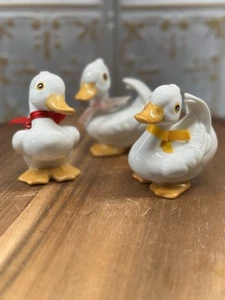 Set Of 3 Vintage HOMCO Ducks With Ribbon Bows 3” Tall - Picture 1 of 10