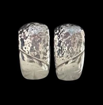 Pendientes de aro en forma de J martillados de plata de ley de Simon Sebbag Designs Foto 1 de 4