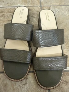 NUOVI sandali Cole Haan Wesley zeppa oliva serpente pelle goffrata donna 9,5 - Foto 1 di 7