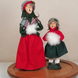 Byers Choice Carolers Mother 1982 Daughter 1984 Bumpy Base White Muffs Signed - Picture 1 of 7